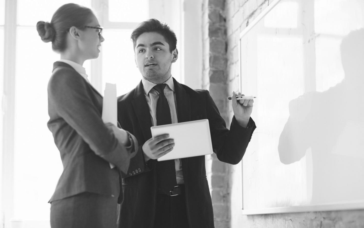 Equipo de analistas de mercado trabajando con datos financieros y gráficos de tendencias empresariales